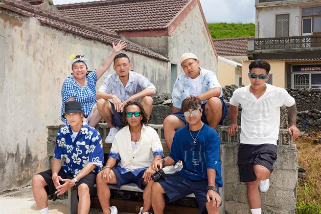 范少勋（左前起）、顏志琳、尤秋兴、林美秀（左后起）、春风、洋葱、健志。（灰人文化传媒提供）