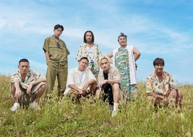 春风（左起）、健志、洋葱、顏志琳、范少勋、林美秀、尤秋兴。（灰人文化传媒提供）