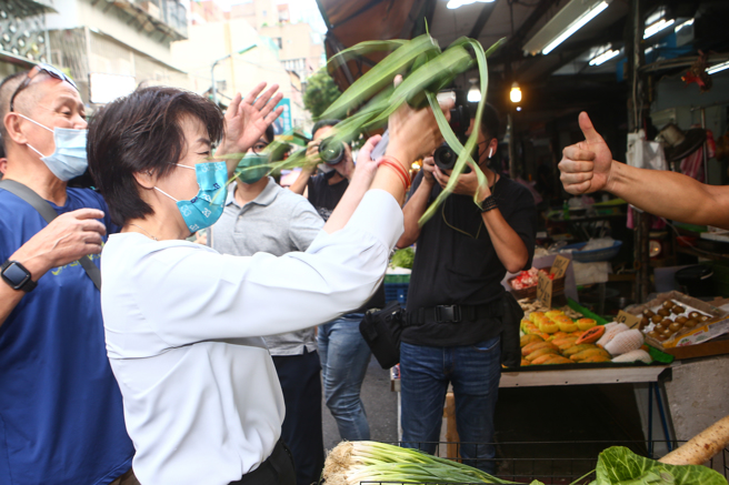 無黨籍台北市長參選人黃珊珊（左）29日走訪太平市場及大稻埕慈聖宮，拜訪攤商及民眾頃聽每位的心聲，有攤商送上蒜，祝她「凍蒜」。 （鄧博仁攝）