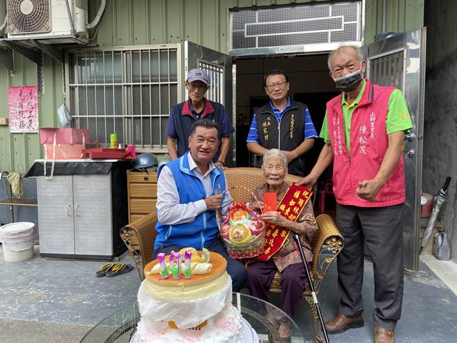 草屯镇长简景贤拜访人瑞简林却，献上生日蛋糕及1万元敬老金。（杨静茹摄）