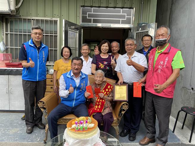 人瑞简林却精神奕奕，与草屯镇长简景贤閒话家常，家人指镇长到访她很开心。（杨静茹摄）