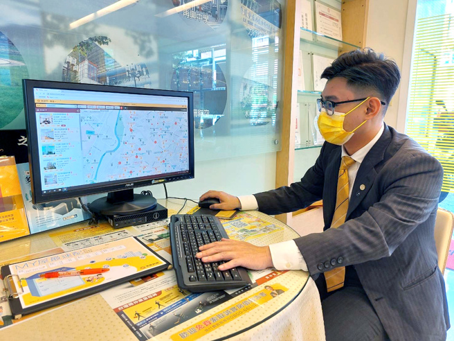 赖正浩店长秉持永庆房屋「先诚实再成交」的精神，提供消费者完整透明的房市资讯。(图/永庆房屋提供)