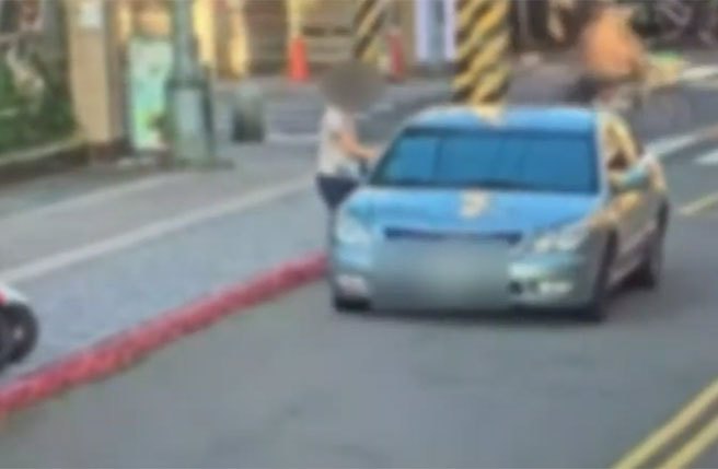 王姓主嫌以及另外2人協助高女辦理護照，7月22日將人載送至桃園機場。(影片翻拍)