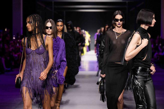 VERSACE 2023春夏女装系列以DARK GOTHIC GODDESS为灵感缪斯，色彩搭配以黑色和紫色为主。（VERSACE提供）