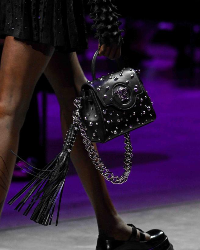 La Medusa系列包款推出运用铆钉、皮革流苏和亮面材质的包款。（VERSACE提供）