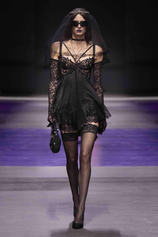 VERSACE 2023春夏女装系列。（VERSACE提供）