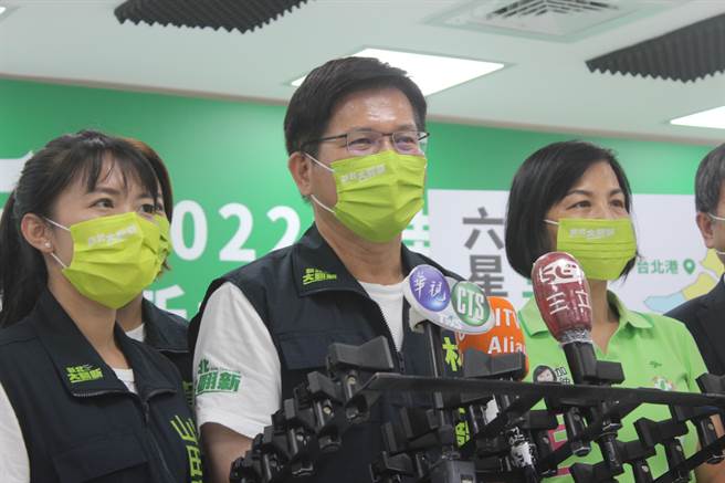 民進黨新北市長參選人林佳龍（中）認為，「尊重」就應該要認錯改正。（陳慰慈攝）