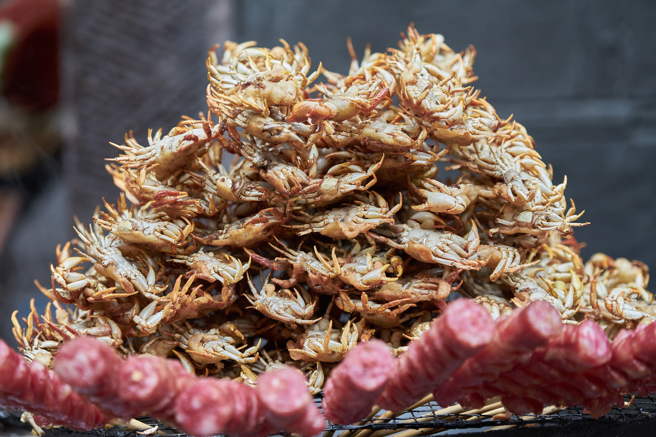 一名女子生吃小螃蟹，没有经过烹煮与调味，画面让人看了直呼恐怖。(示意图/达志影像)