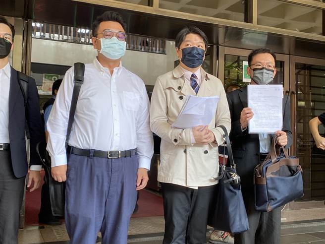 余委由律师（图右起）吴俊达、张佑齐及曾威凯提告（林伟信摄）