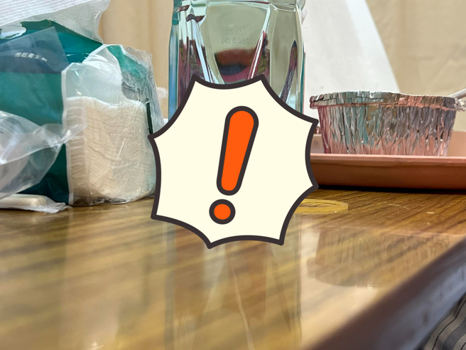 一名男网友表示，在妻子坐月子期间，无意间发现台盐碱性离子水的身瓶底部有台车，令他又惊又喜。（图／翻摄自路上观察学院）