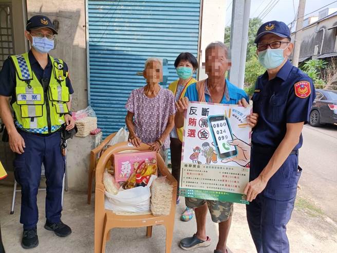 头份警分局员警与头份分局警察志工中队一同慰助辖内弱势独老人。（头份警分局提供／谢明俊苗栗传真）