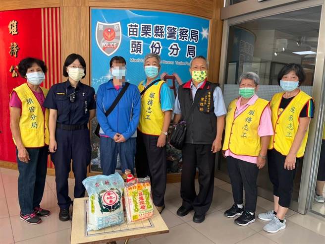 头份警分局员警与头份分局警察志工中队一同慰助辖内弱势独老人。（头份警分局提供／谢明俊苗栗传真）