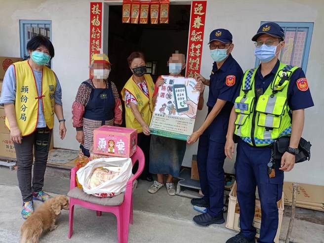 头份警分局员警与头份分局警察志工中队一同慰助辖内弱势独老人。（头份警分局提供／谢明俊苗栗传真）