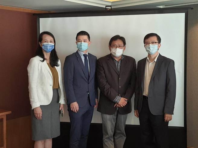 台大小儿部感染科医师吕俊毅（右一）表示，由于过去两年几乎没有流感疫情，今年冬天应积极接种流感疫苗，严加防范免疫负债发生。（陈人齐摄）