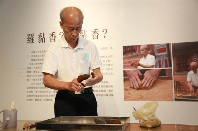 鹿港「东泰工艺社」施建宏老师在成美艺廊展出「罗黏香艺文化展」。（顶新和德文教基金会／吴敏菁彰化传真）