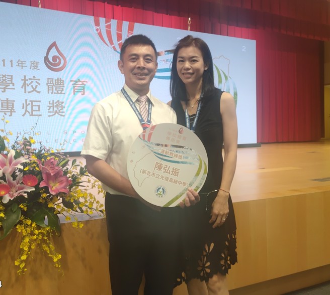 新北光復高中射擊隊教練陳弘振，獲得學校體育傳炬獎運動教練獎。(黃邱倫攝)