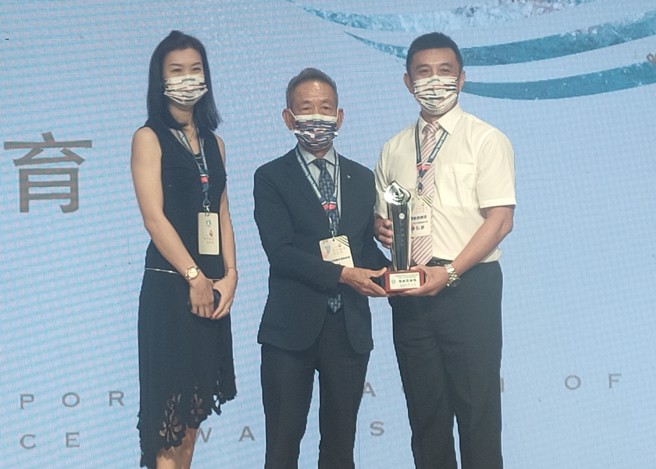 新北光復高中射擊隊教練陳弘振，獲得學校體育傳炬獎運動教練獎。(黃邱倫攝)