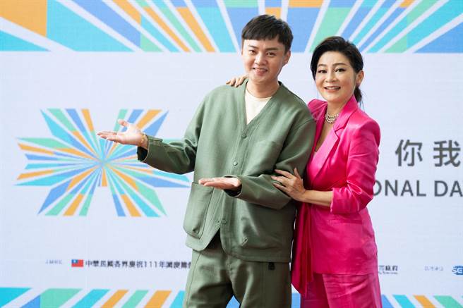 王彩桦（右）紧张要与许富凯对唱。（三立提供）