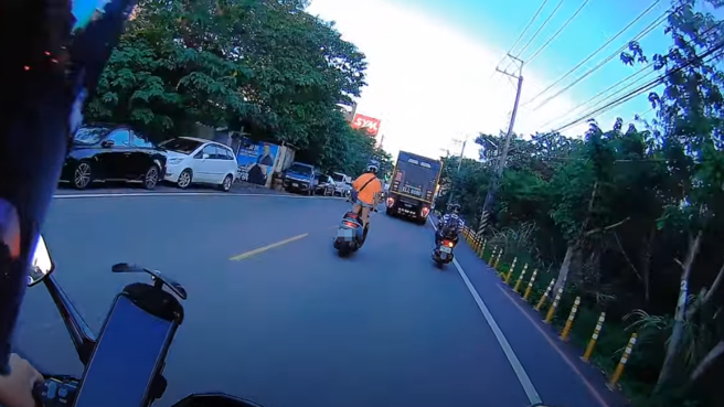 女骑士超车姿势是「站挺挺」影片曝光有网友认为女骑士站直增加视野，也算好方法，也有人笑说「痔疮发作了」，警方回应已属危险驾驶。（翻摄自YouTube）