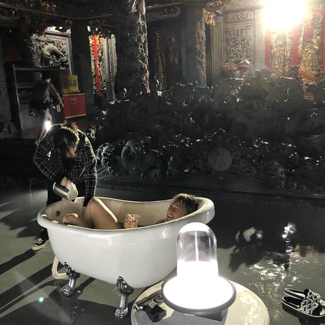 法比欧躺在浴缸内忍受寒风也不喊苦。（Alexander King Chen提供）