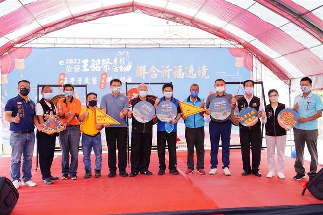 云林县麦寮乡「麦寮王船祭」祈福遶境开跑，眾人祈求疫情早日消退。（麦寮乡公所提供／张朝欣云林传真）