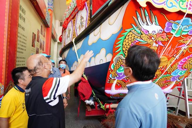 云林县麦寮乡「麦寮王船祭」祈福遶境开跑，眾人祈求疫情早日消退。（麦寮乡公所提供／张朝欣云林传真）