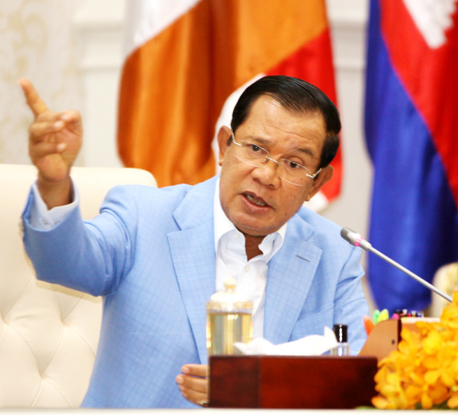 柬埔寨總理洪森（Hun Sen）29日透露，15年前曾經有人利用柬埔寨女性販運到台灣當新娘的事件，向柬國政府遞交申請文件，希望批准在柬國設立台灣代表處，他當時直接下令官員燒掉文件。（資料照／TPG、達志影像）
