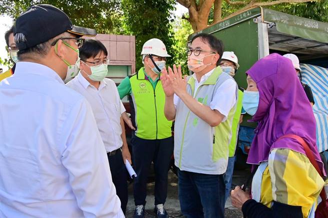 918强震造成台东纵谷地区民宅受损，内政部次长花敬群29日至池上乡、关山镇民宅勘灾。（蔡旻妤摄）