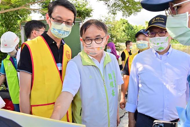 918强震造成台东纵谷地区民宅受损，内政部次长花敬群29日至池上乡、关山镇民宅勘灾。（蔡旻妤摄）