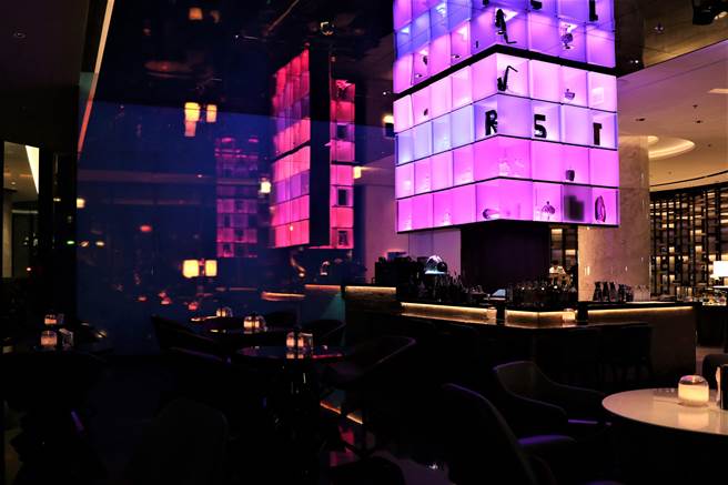 台北士林万丽酒店-入夜后，R bar逸庭吧台酒架的LED霓虹灯变化色彩，营造专属万丽的餐酒空间。（台北士林万丽酒店提供）