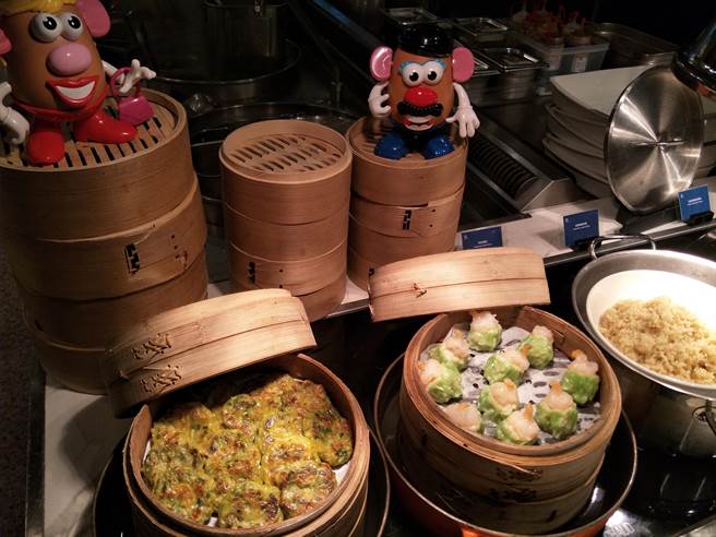 台北士林万丽酒店-士林厨房自助式早餐台供应手工蒸笼小点。（台北士林万丽酒店提供）