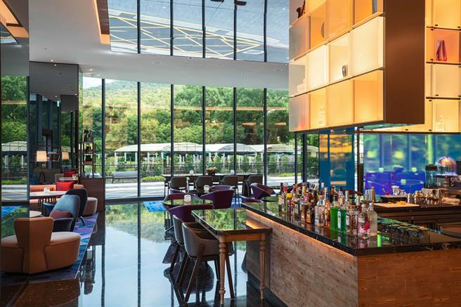 台北士林万丽酒店-R bar逸庭空间设有大面落地窗，让宾客尽享午后风情。（台北士林万丽酒店提供）