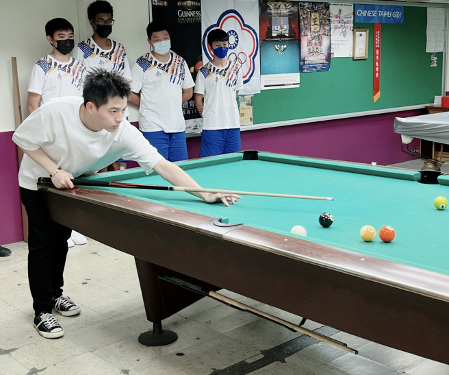 柯秉逸现场示范撞球技术。(照片/復兴高中提供)