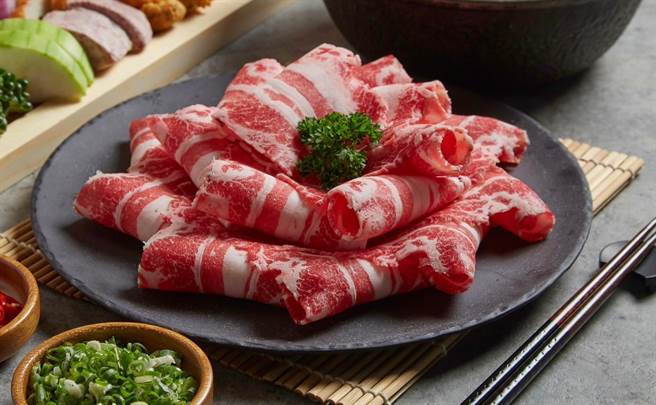 到筑间点「美国极上熟成雪花牛肉锅」，打卡就能免费升级肉量。（筑间提供）