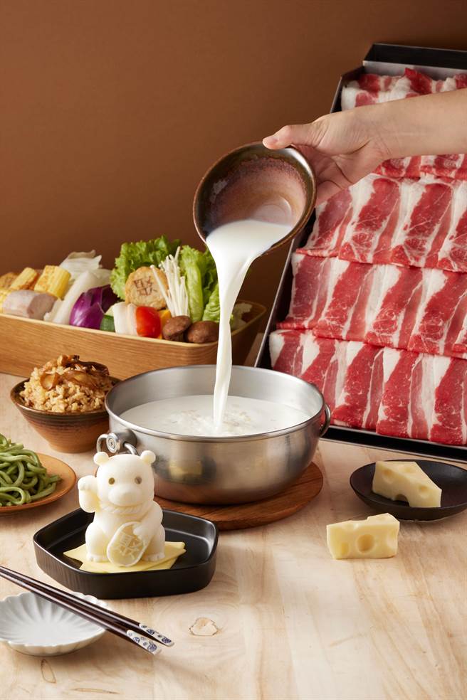 聚推出汤头免费升级活动，私讯脸书小编喜欢的蔬菜就可品尝「札幌熊起司牛奶汤」。（聚日式锅物提供）