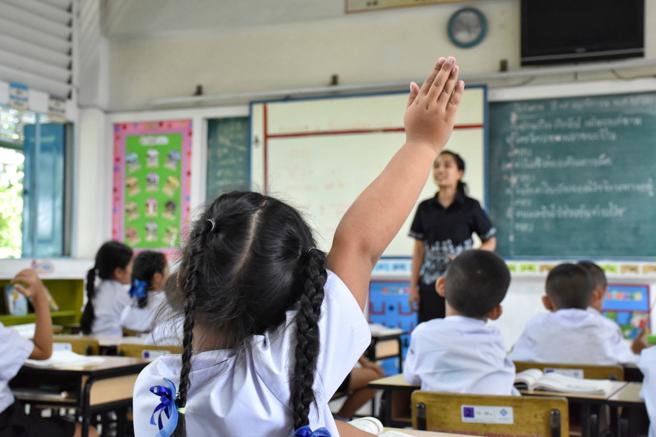 家长提出「彻底」和「澈底」哪个才正确。(示意图/翻摄自shutterstock)
