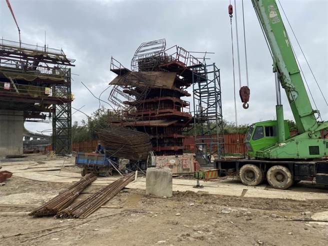 大园交流道至台15线工程传工安意外，移工从高空摔落酿1死1伤。(读者提供)