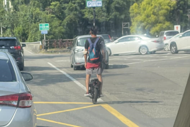 網友目擊1名男子騎「獨輪車」下山，沿路是狹窄的山路，不少車子都要紛紛閃避，讓該網友嗆「以為這樣很帥嗎？拿自己命開玩笑不要牽連其他人」。（翻攝自臉書「爆怨公社」）