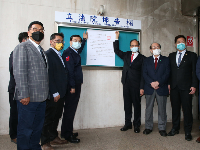 圖為「18歲公民權」修憲案，由立法院長游錫堃（右三）、民眾黨團總召邱臣遠（右起）、民進黨團總召柯建銘、國民黨團總召曾銘宗（左三）等人在立院公布欄張貼修憲案公告。（資料照片/趙雙傑攝）