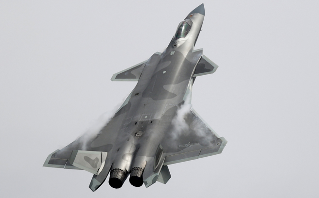 中国空军歼-20隐形战机8月26日在吉林长春的航空展中进行飞行展示的画面。（中新社）