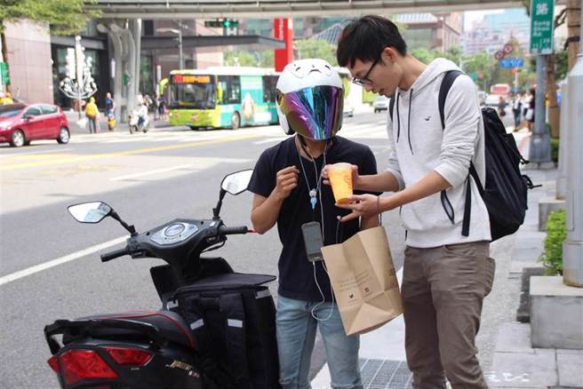 一名外送員跑醫院單，因院內禁行機車，只能徒步送餐，卻遭對方嫌動作慢還給負評。(示意圖／陳祐誠攝)