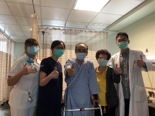 日前台中75歲林男從宜子上跌坐骨折，動彈不得，透過微創骨盆手術治療，隔日即可下床走動。(長安醫院提供／潘虹恩台中傳真)