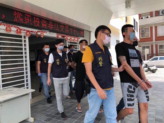 警方获报后循线在屏东市某钓虾场逮获蔡等4嫌，起获1把改造手枪、5颗子弹，讯后依枪炮罪嫌送办。（警方提供／谢佳潾屏东传真）