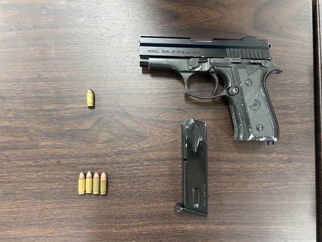 警方获报后循线在屏东市某钓虾场逮获蔡等4嫌，起获1把改造手枪、5颗子弹，讯后依枪炮罪嫌送办。（警方提供／谢佳潾屏东传真）