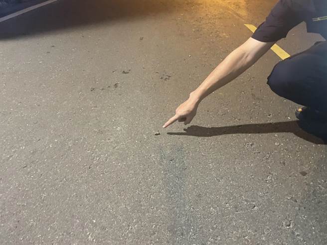 警方获报后循线在屏东市某钓虾场逮获蔡等4嫌，起获1把改造手枪、5颗子弹，讯后依枪炮罪嫌送办。（警方提供／谢佳潾屏东传真）