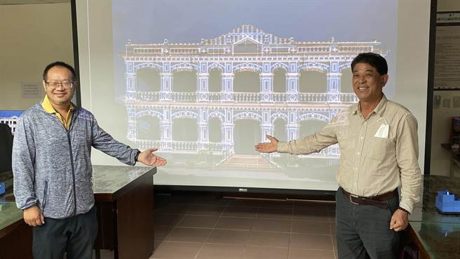 金湖鎮長陳文顧(右)與光雕藝術家徐志銘(左)邀請金門鄉親把握機會到陳景蘭洋樓欣賞時尚光雕秀(于家麒攝)