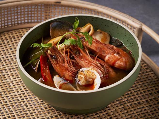 板桥凯撒莲花餐厅，酸辣虾汤。（板桥凯撒提供）
