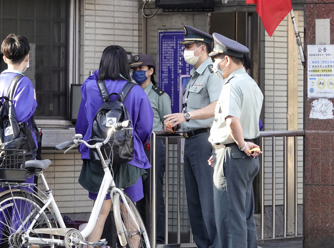 教育部表示，军训教官得服务至各阶最大年限或年龄，採自然离退方式，以保障他们工作权。（本报资料照片）