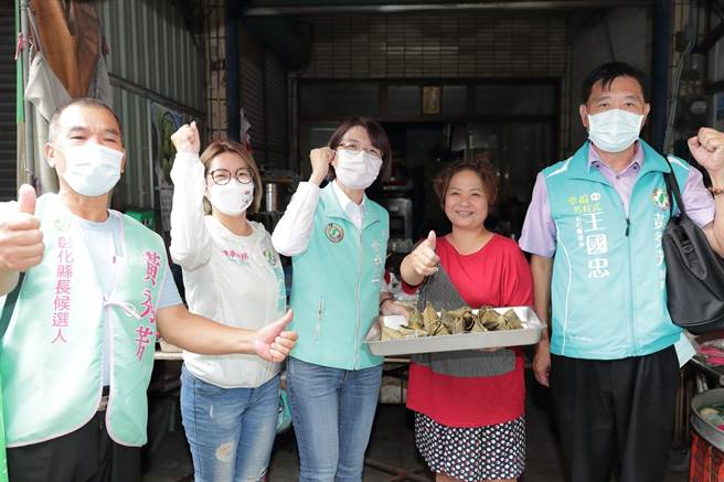 民进党县长参选人黄秀芳上午到伸港乡扫街拜票，由于出身海线，市场内到处都遇到亲友，宛如认亲大会，加油打气声不断。（黄秀芳竞选总部提供／吴敏菁彰化传真）