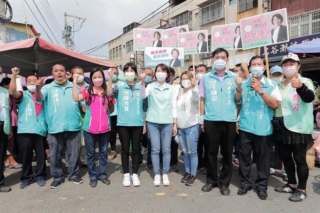 民进党县长参选人黄秀芳上午到伸港乡扫街拜票，由于出身海线，市场内到处都遇到亲友，宛如认亲大会，加油打气声不断。（黄秀芳竞选总部提供／吴敏菁彰化传真）